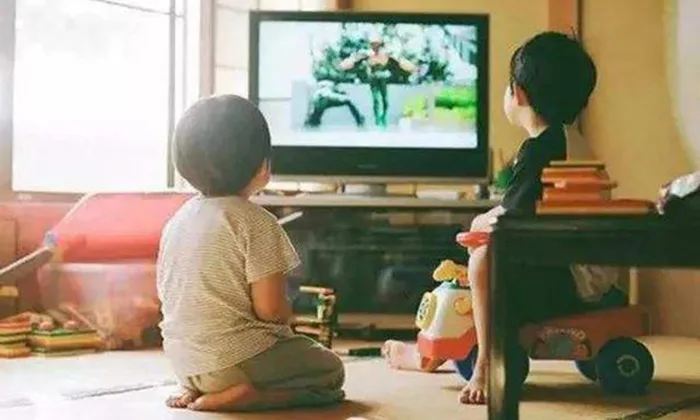 Bộ não trẻ thích xem TV, điện thoại và trẻ thích đọc sách lớn lên có sự  khác biệt lớn, cha mẹ cần lưu ý