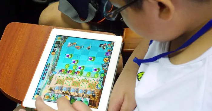 Nhiều trẻ bị nháy mắt, cơ mặt giật vì 
