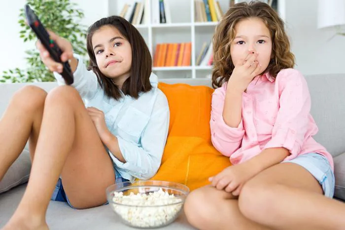 Trẻ chớp mắt khi xem tivi: Ba mẹ nên làm gì?