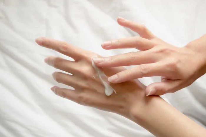 Hướng dẫn chi tiết các cách tháo móng úp tại nhà hiệu quả