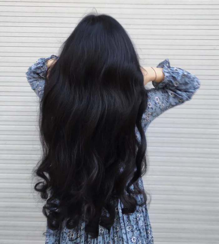 Cách dưỡng tóc đen tuyền suôn mượt của cô gái xinh đẹp