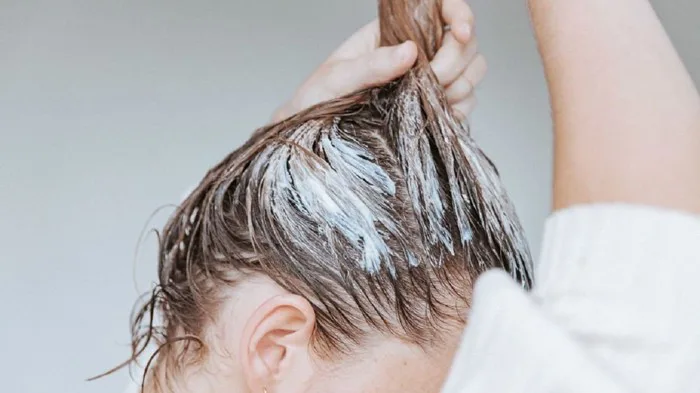 Chăm sóc tóc đúng cách: Một số tips cho tóc khỏe mạnh, suôn mượt cả ngày -  Nhà thuốc FPT Long Châu