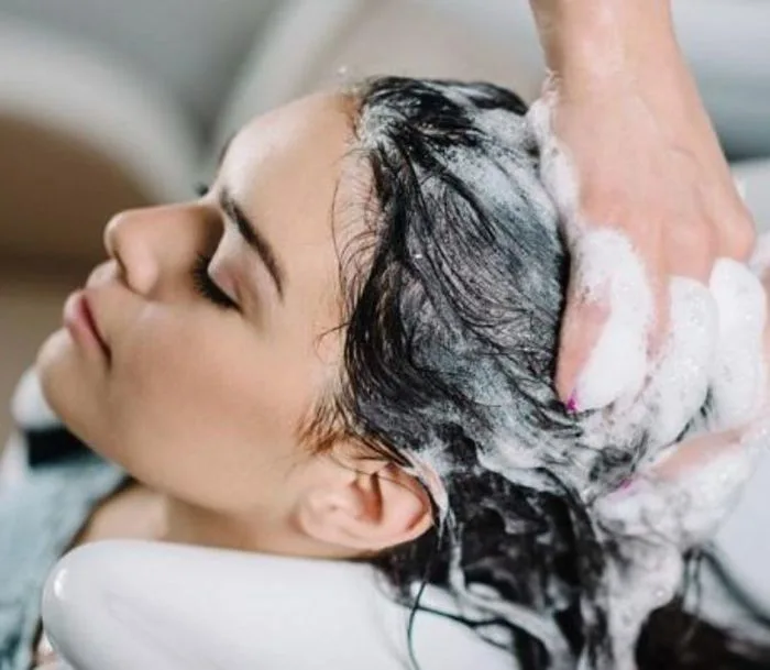 Cách chăm sóc tóc uốn giúp giữ nếp lâu, bóng mượt