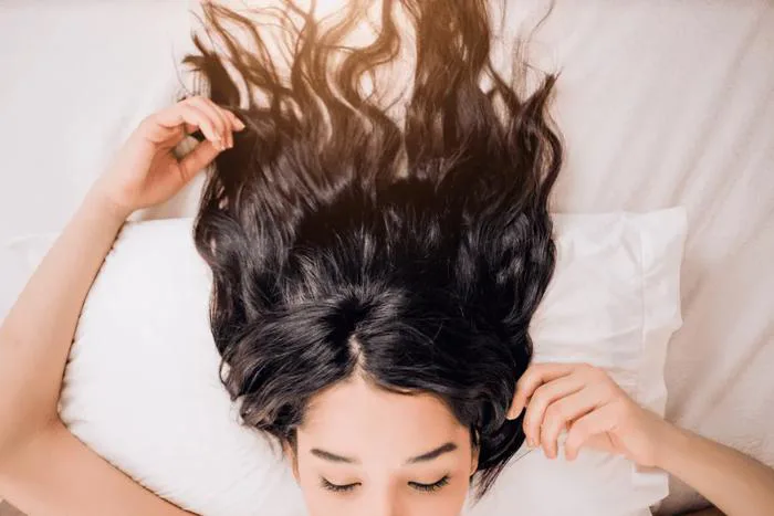 3 cách chăm sóc tóc uốn khi ngủ dễ không tưởng ngay tại nhà! •