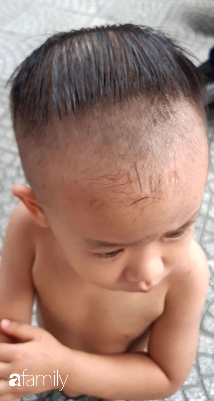 Mải nấu ăn không để ý chồng cắt tóc cho con, lát sau mẹ chạy ra nhìn tác  phẩm mà muốn khóc