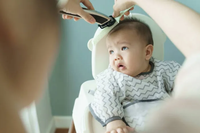 Khi nào cắt tóc cho trẻ sơ sinh? Cần lưu ý gì khi cắt tóc máu cho trẻ - Nhà  thuốc FPT Long Châu