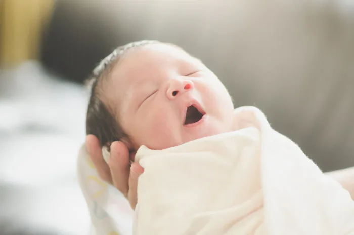 Khi nào nên cắt tóc cho trẻ sơ sinh? Chuẩn bị, lưu ý an toàn cho bé