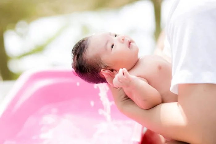 Mách mẹ 5 mẹo giúp tóc bé mọc nhanh, dày và óng mượt - Nhà thuốc FPT Long  Châu
