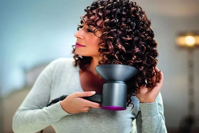 Chi tiết cách uốn tóc bằng máy sấy chuẩn Salon ngay tại nhà Chi tiết cách uốn tóc bằng máy sấy chuẩn Salon ngay tại nhà