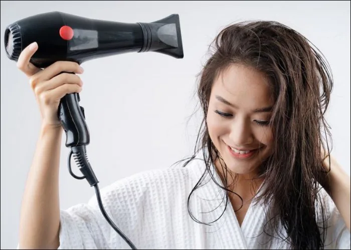 Cách uốn đuôi tóc cúp đẹp tự nhiên bằng máy sấy tóc tại nhà Cách uốn đuôi tóc cúp đẹp tự nhiên bằng máy sấy tóc tại nhà