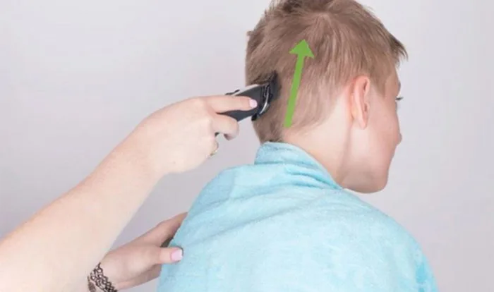 Cách cắt tóc bằng tông đơ cho bé trai tại nhà an toàn mẹ nên biết