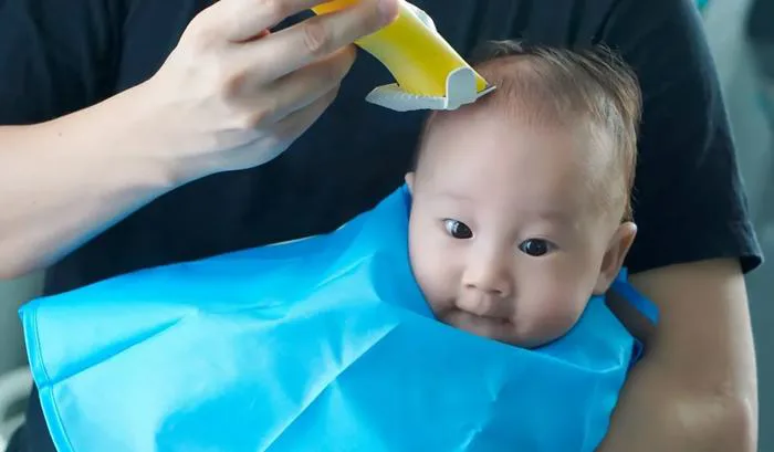 Cắt tóc máu cho bé: Có nên hay không? • Hello Bacsi