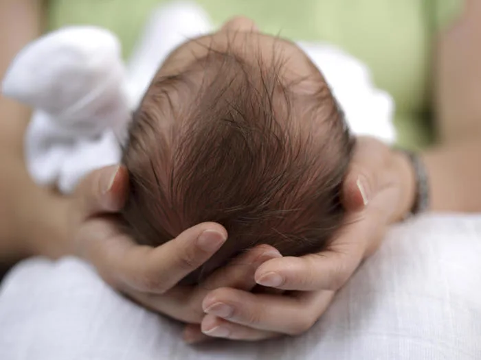 Tóc máu là gì, có nên cắt tóc máu cho trẻ sơ sinh? - Nhà thuốc FPT Long Châu