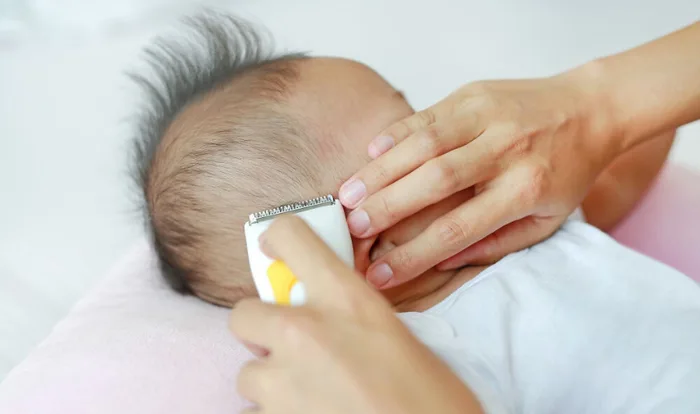Nên cắt tóc máu cho trẻ sơ sinh vào ngày nào, kiêng cắt tóc ngày nào?