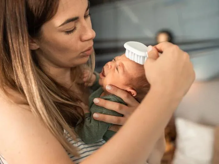 Cắt Tóc Máu Cho Bé Gái: Khi Nào Thích Hợp Những Điều Ba Mẹ Cần Lưu Ý