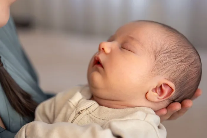 Nên cắt tóc máu cho trẻ sơ sinh vào ngày nào? Có cần thiết phải cắt tóc máu  hay không?