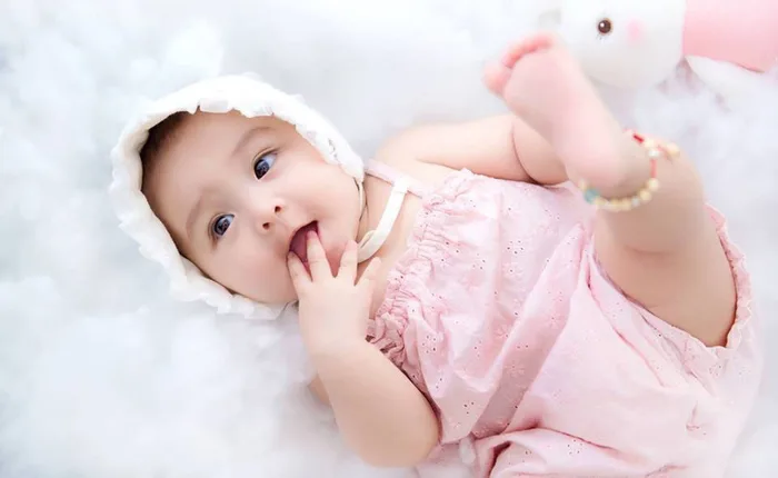 Khi nào cắt tóc máu cho trẻ sơ sinh và có nên giữ lại tóc máu của trẻ sơ  sinh? - Nhà thuốc FPT Long Châu