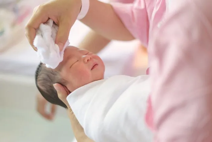 Cách trị cứt trâu ở trẻ sơ sinh (viêm da tiết bã) đơn giản - MarryBaby Cách trị cứt trâu ở trẻ sơ sinh (viêm da tiết bã) đơn giản - MarryBaby