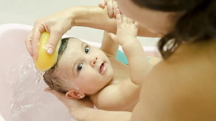 10+ mẹo đơn giản loại bỏ “cứt trâu” trên đầu trẻ siêu hiệu quả 10+ mẹo đơn giản loại bỏ “cứt trâu” trên đầu trẻ siêu hiệu quả