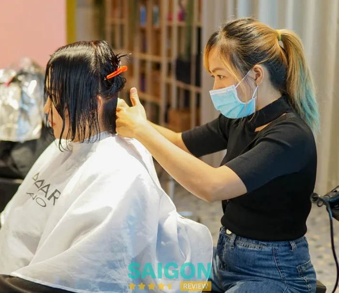10 Tiệm Salon cắt tóc ngắn tại TPHCM đẹp nhất, thợ tay nghề cao - Sài Gòn Review