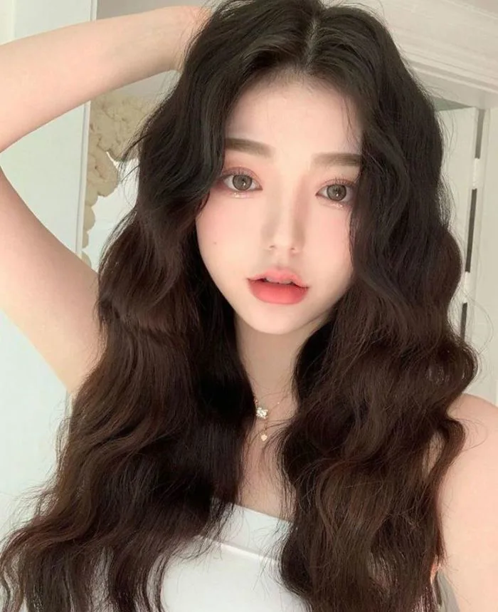 Uốn Tóc Bao Nhiêu Tiền? Khám Phá Giá Cả Tại Các Salon Uy Tín · A Vòong