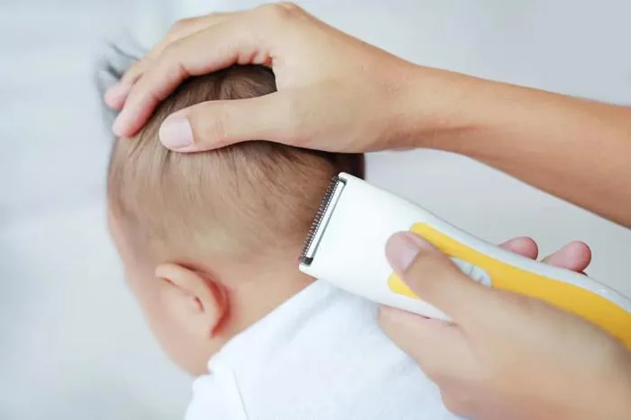 Cắt tóc máu cho bé: Có nên hay không? • Hello Bacsi
