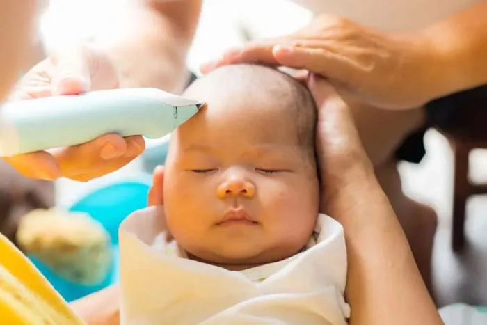 Cắt tóc máu cho bé: Có nên hay không? • Hello Bacsi