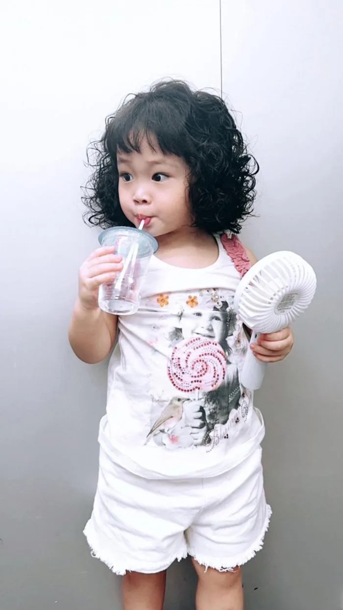 Pha Lê cho con gái 2 tuổi uốn tóc xoăn tít, bé được nhận xét giống bà thím Hàn Quốc Pha Lê cho con gái 2 tuổi uốn tóc xoăn tít, bé được nhận xét giống bà thím Hàn Quốc