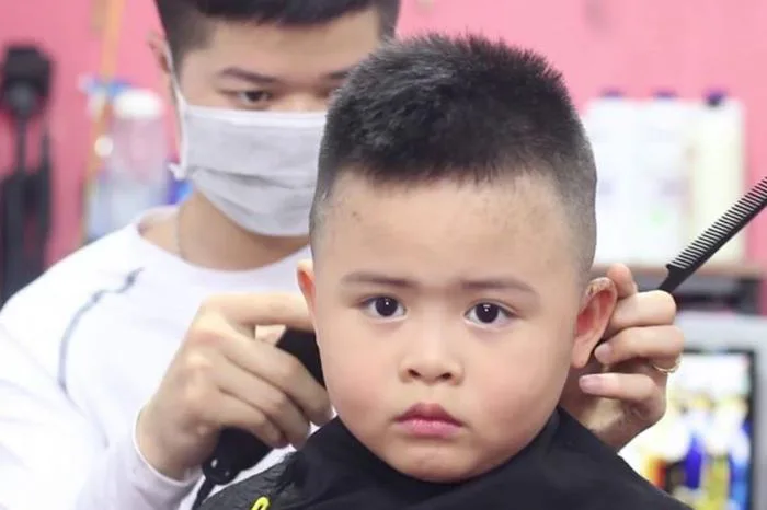 Các Kiểu Tóc Cho Bé Trai Đẹp Và Cá Tính Nhất · A Vòong