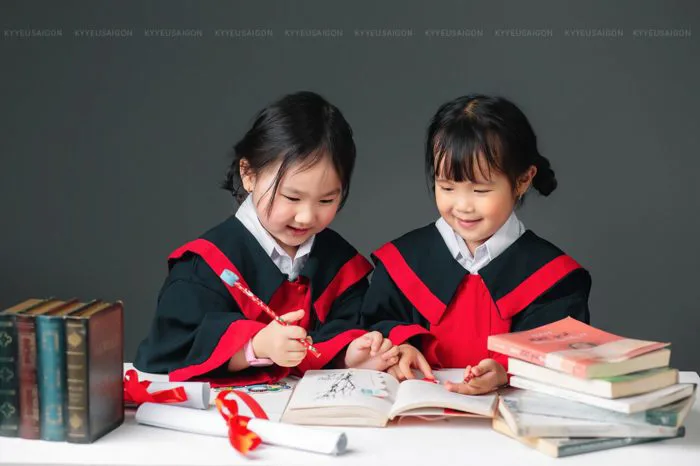 Chụp Ảnh Kỷ Yếu Mầm Non | Chụp Ảnh Cử Nhân Cho Bé 