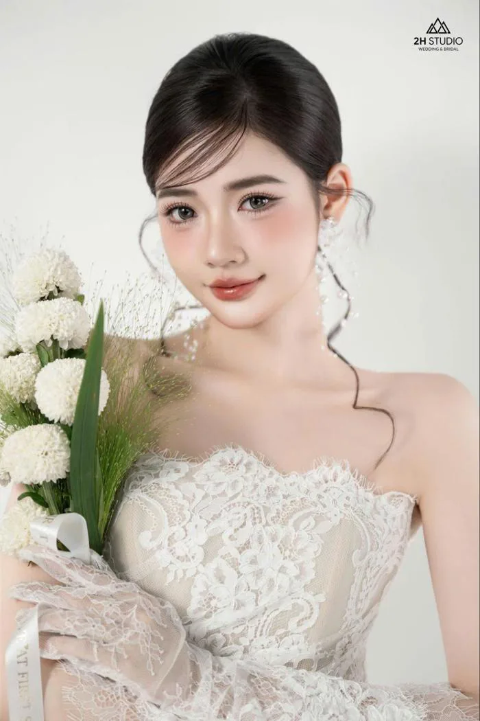 Tổng hợp 6 kiểu tóc cô dâu búi cao có mái trẻ trung, năng động
