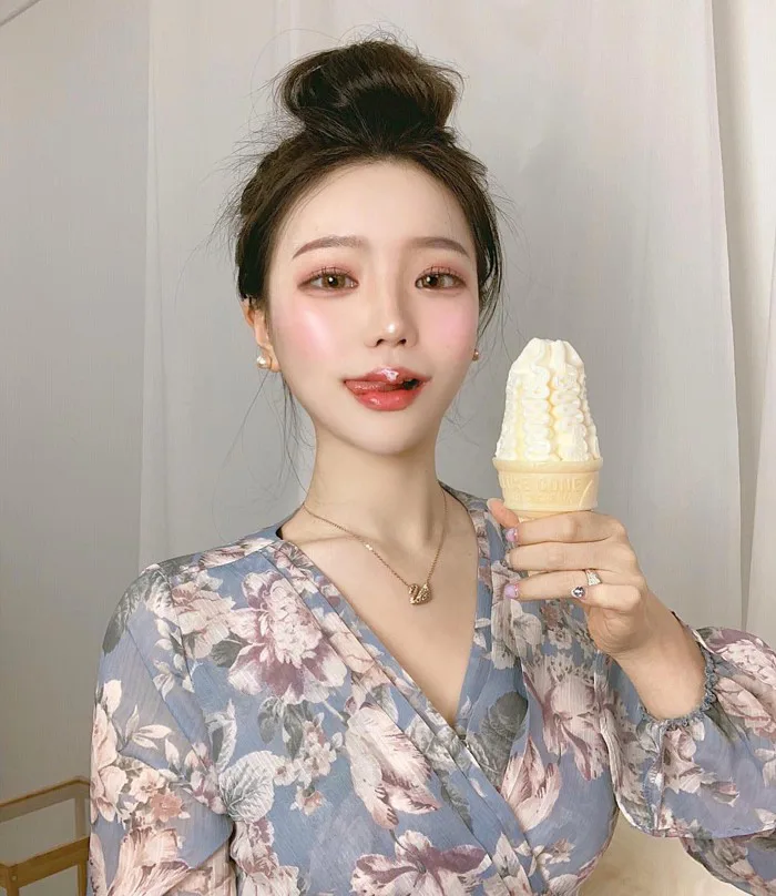 Để có tóc búi củ tỏi vừa mát mẻ lại xinh xẻo như con gái Hàn thì bạn sẽ cần  đến thủ thuật nhỏ này