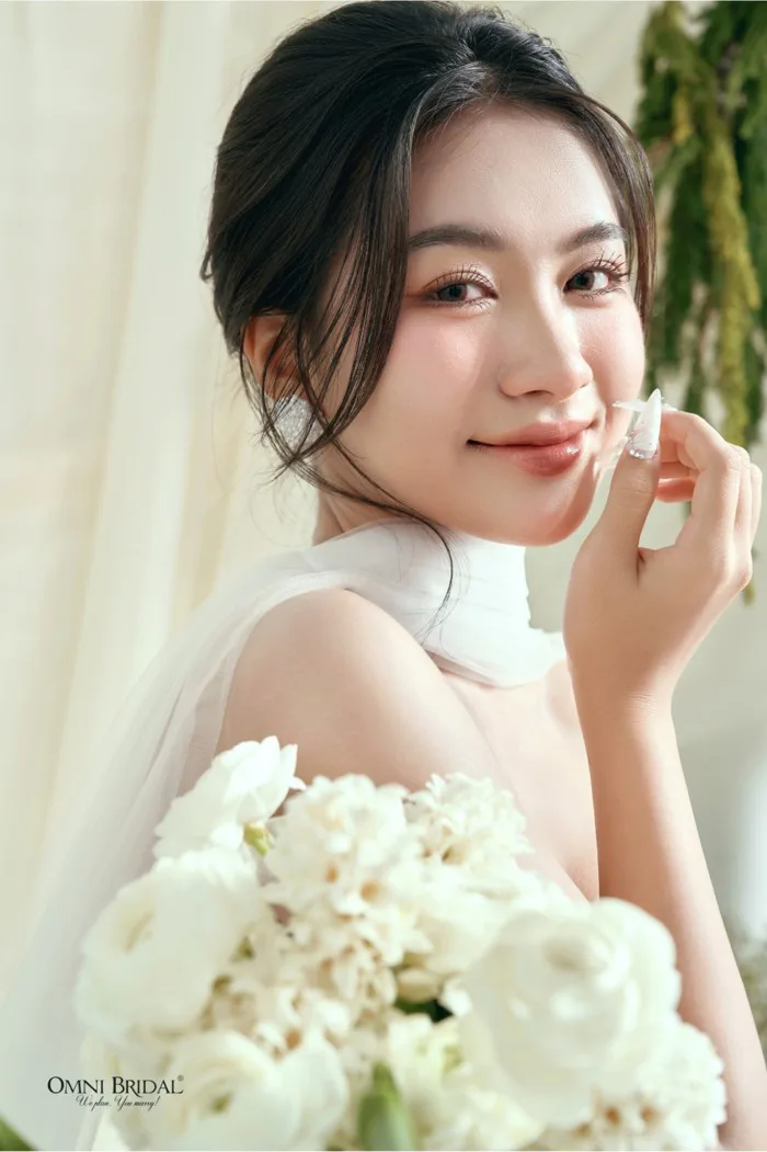 8 kiểu tóc cô dâu Hàn Quốc: Tự nhiên, trẻ trung và siêu hợp trend 2025 -  Omni Bridal- Đơn vị cung cấp dịch vụ cưới trọn gói chuyên nghiệp và uy tín.