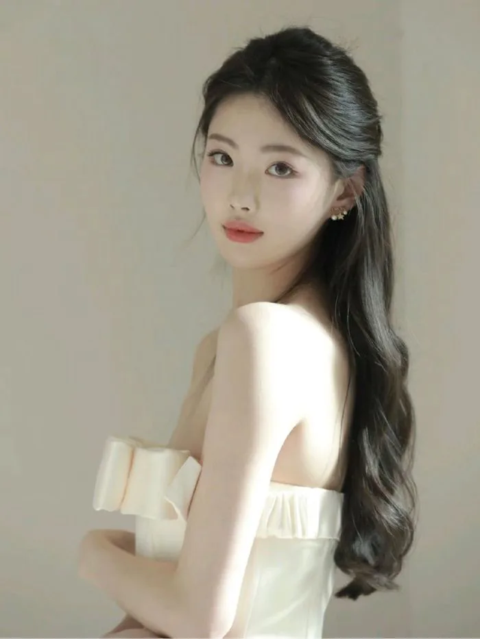 Diện mạo xinh xắn chuẩn vibe tiểu thư với 8 kiểu tóc buộc nửa đầu siêu hot  - BlogAnChoi