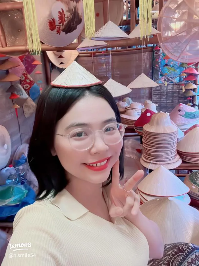 Nón lá mini xinh xỉu: cô gái đội nón lá chụp ảnh siêu cute
