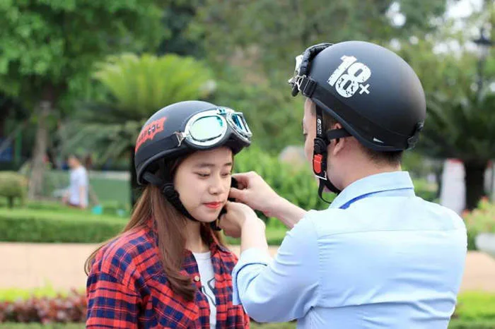 Cách đội mũ, nón bảo hiểm không làm xẹp tóc cho nam và nữ - META.vn