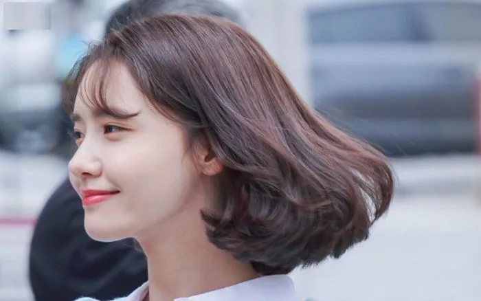 Gò má cao, mặt vuông nên để tóc như thế nào để gương mặt trở nên mềm, nữ  tính?