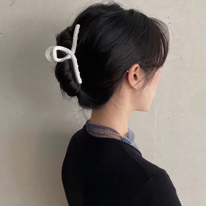 Để buộc tóc xịn đẹp chứ không nhạt nhẽo “chán đời”, nàng nào cũng nên sắm kẹp  càng cua rẻ xinh mà diện