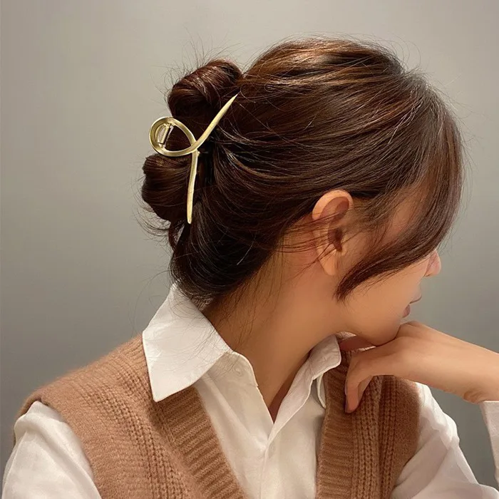 Cách búi tóc với kẹp càng cua chuẩn đẹp giúp bạn sống ảo