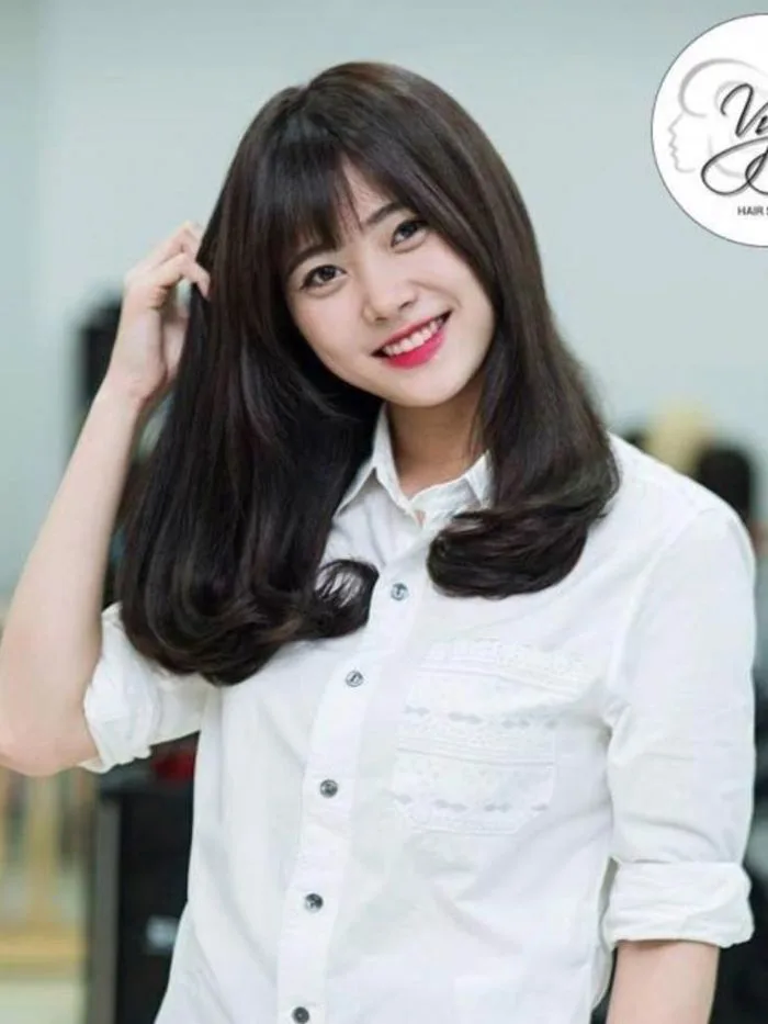 Tết này nếu không thích cắt ngắn, hãy để kiểu tóc ngang lưng uốn cúp đuôi  vừa đẹp vừa sang này