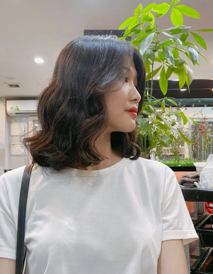 Tóc uốn sóng, tóc xoăn lãng mạn chính là “nữ hoàng tóc” mùa Thu Đông