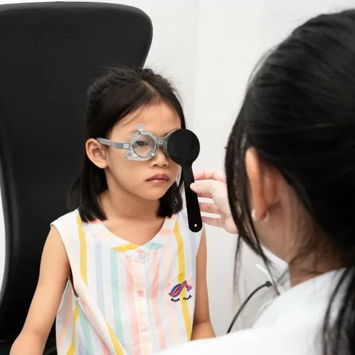 Cắt kính cận cho trẻ em đúng độ, lưu ý khi đo kính