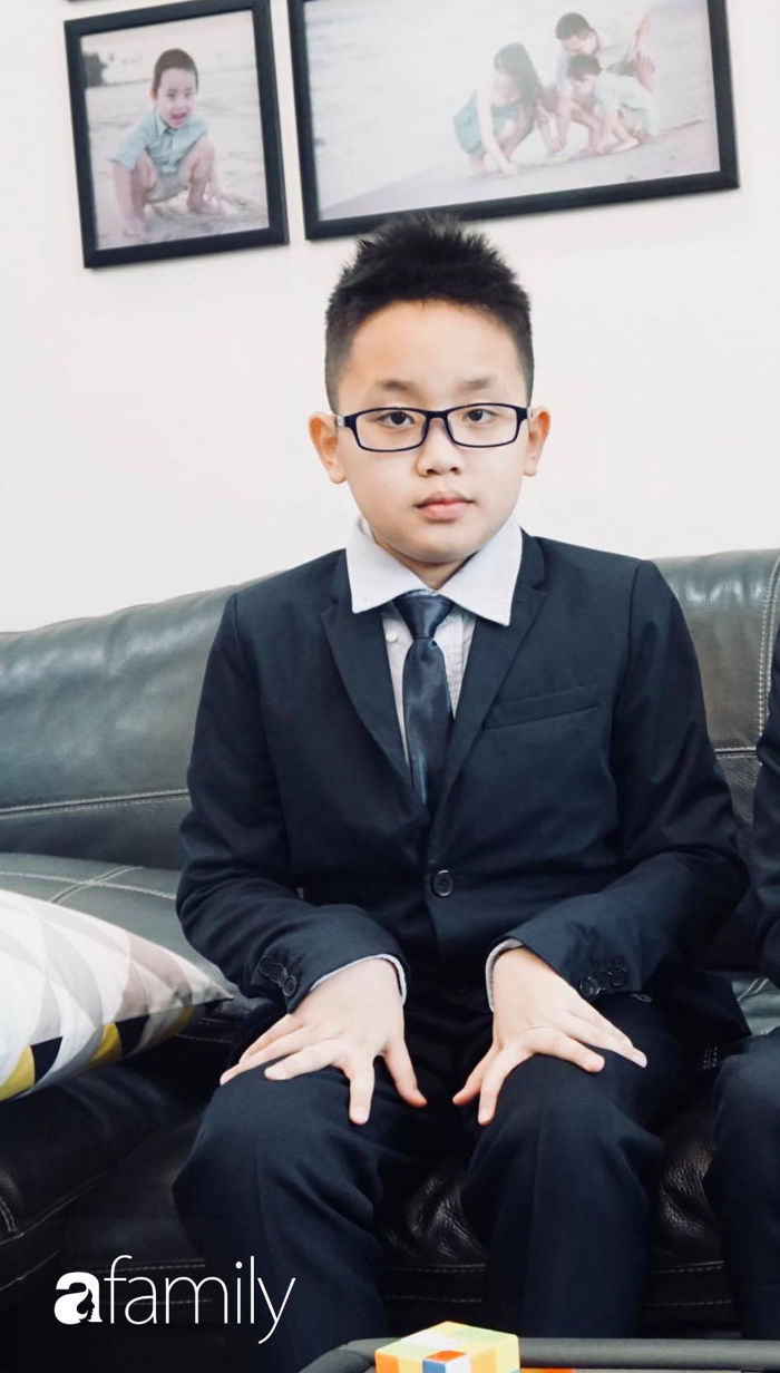 Bé trai được bố mẹ “song kiếm hợp bích” cắt tóc cho cực ngầu