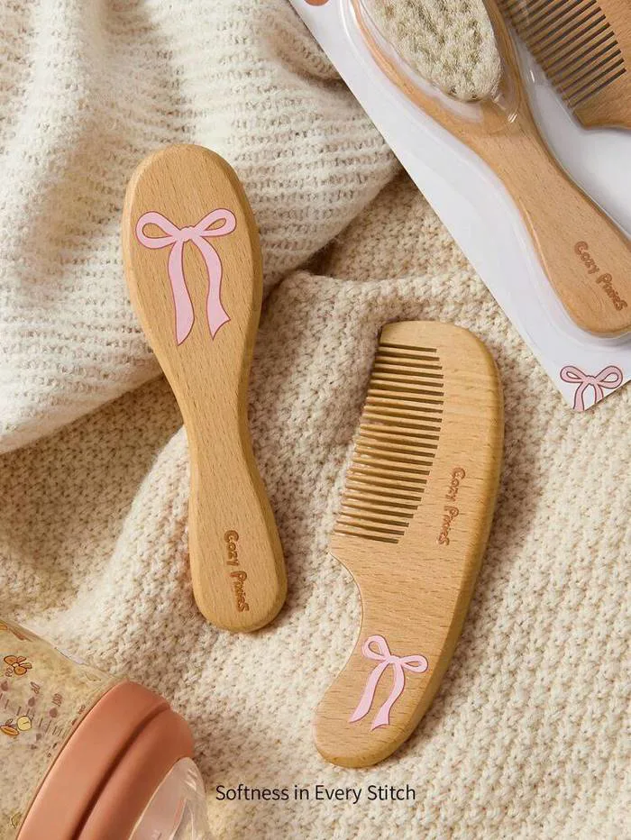 Cozy Pixies Bộ dụng cụ chăm sóc bé gồm hai món: lược chải tóc mềm mại, lược  chải tóc bằng gỗ có nơ len, lược chải tóc nhẹ nhàng gỡ rối, lược