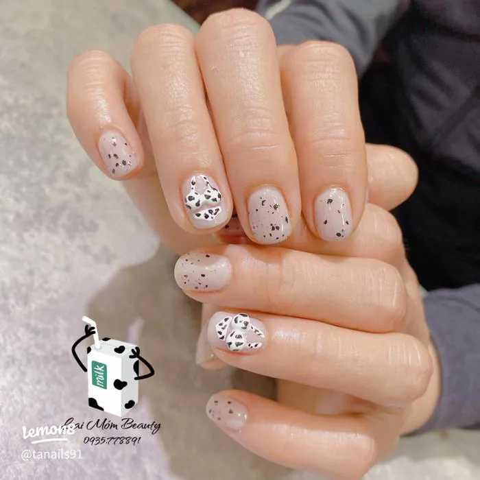 Mẫu nail bikini trắng sữa hoạ tiết bò sữa siêu xinh cho mùa hè