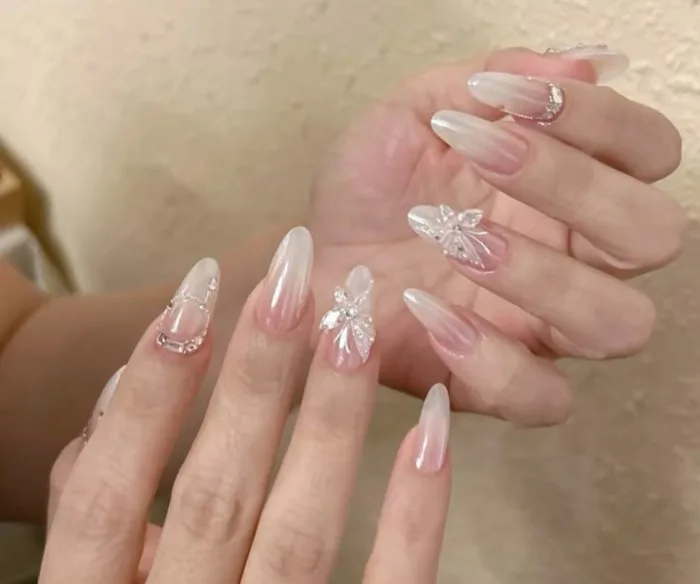 Top 10 mẫu nail cô dâu đẹp tỏa sáng cho mùa cưới 2025