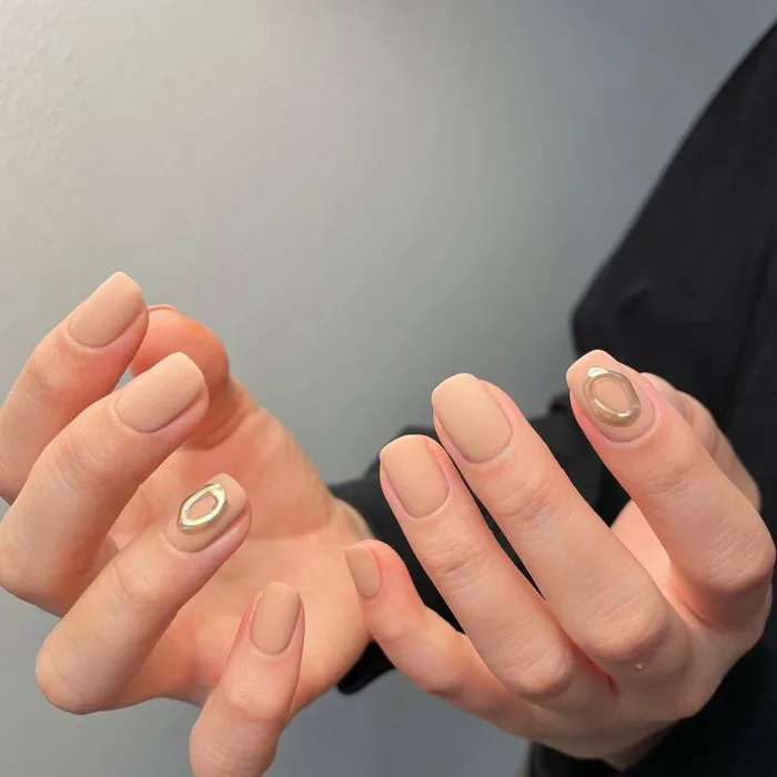 Nàng công sở tham khảo 10 mẫu nail vừa xinh vừa sang lại không sợ quá lố  khi đến công ty này!