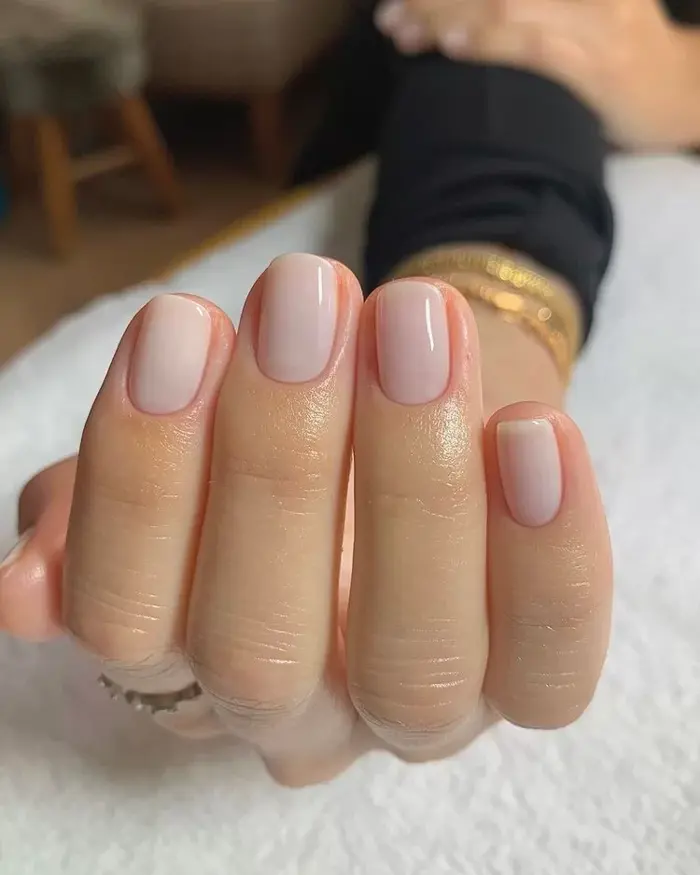 Da ngăm sơn móng tay màu gì đẹp? 50+ màu nail hot trend 2025