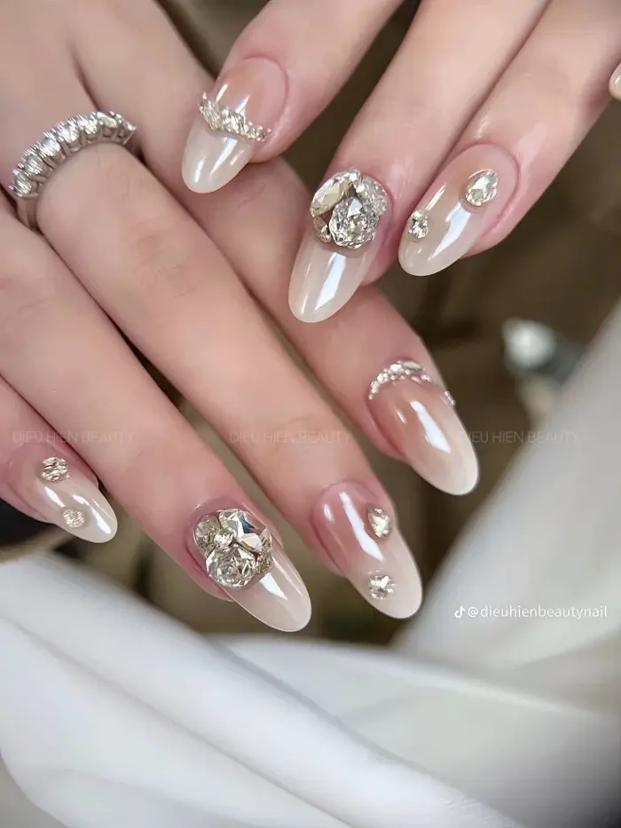 Mẫu nail đính đá cao cấp – Xu hướng nail sang trọng được yêu thích nhất  hiện nay - Mỹ phẩm Hồng Nhung