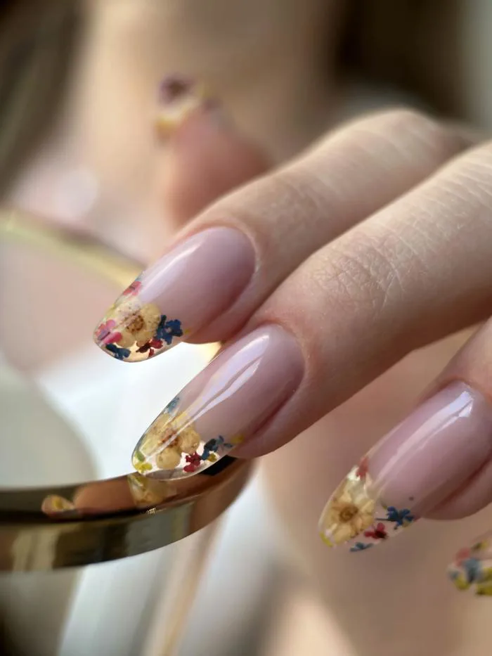 Tỏa Sáng Với 10+ Mẫu Nail Ẩn Hoa Khô Đẹp Tinh Tế, Thời Thượng